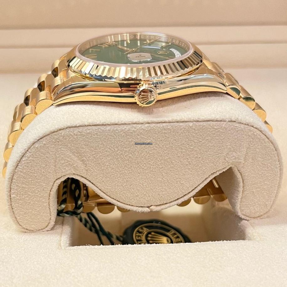 Rolex Day-Date 40 40mm Like New (Unworn) 2025 (May) / Yellow Gold Green Dial/228238