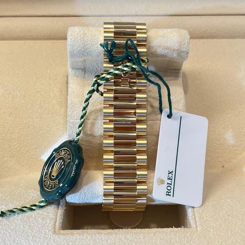 Rolex Day-Date 40 40mm Like New (Unworn) 2025 (May) / Yellow Gold Green Dial/228238