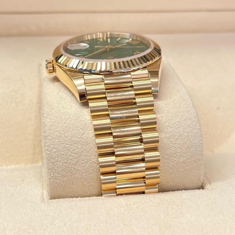 Rolex Day-Date 40 40mm Like New (Unworn) 2025 (May) / Yellow Gold Green Dial/228238