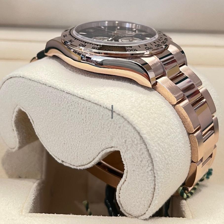 Rolex Daytona Like New (Unworn) 2025 (May) / Golden Bright Black Dial 126505