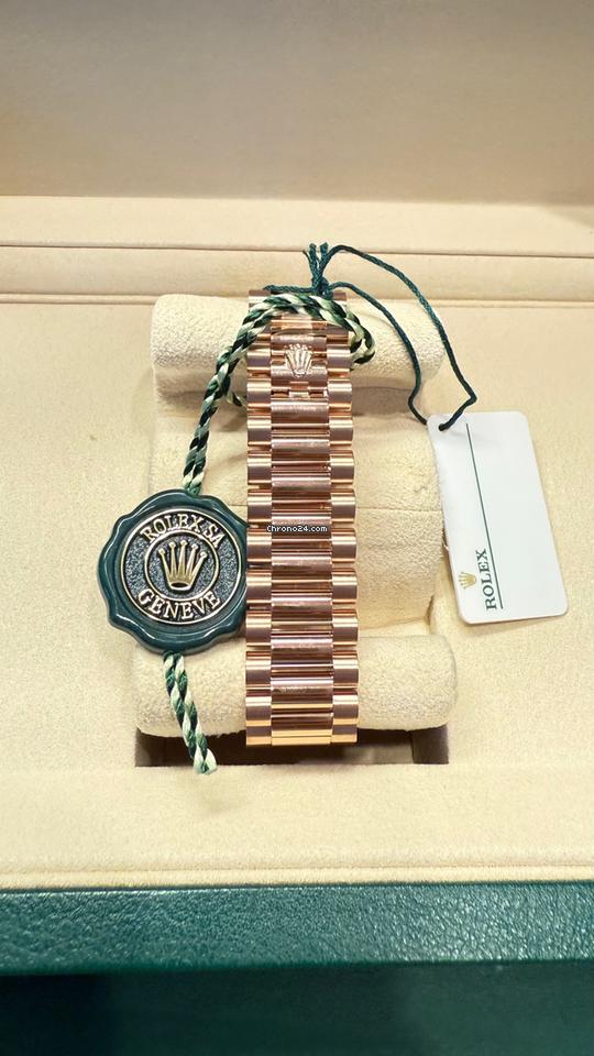 Rolex Day-Date 36 36mm/Like New (Unworn) 2025 Rose Gold "Pink Baguette Diamond Dial 128235